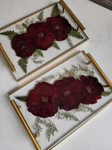 Plateau de service personnalisé en résine de fleurs séchées avec feuille d'or, plateau géode transparent bleu aqua avec poignées en métal style plume - Product Image 2