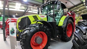 รถแทรกเตอร์ Claas Axion 950 4x4 เครื่องยนต์ดีเซลกำลังสูงสำหรับการเกษตร รถแทรกเตอร์แบบมีห้องโดยสาร เครื่องจักรกลหนักสำหรับงานภาคเกษตร ราคาขายส่ง - Product Image 3