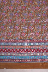 Tela Crepé Natural Color Camel con Estampado Floral Buta y Borde Ornamental Pesado para Material de Vestido Kurti, Prenda Étnica - Product Image 3