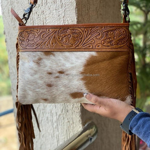 Bolso con flecos de cuero de vaca tallado a mano para mujer - Product Image 3