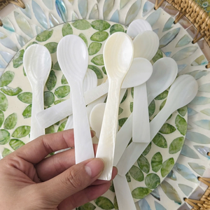 Cuillère de luxe vietnamienne en nacre, fabriquée à la main à partir de coquillages, pour servir le caviar, les desserts, le café et la crème glacée. - Product Image 4