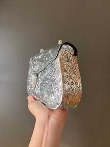 Sac à bandoulière fantaisie en argent plaqué avec motif gravé, design personnalisé pour tenues de soirée, à prix avantageux par Uo - Product Image 3