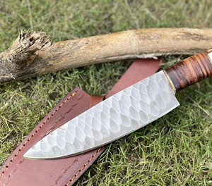 Couteau de chasse artisanal en acier Damas, lame fixe, pour camping et survie en extérieur, avec bord droit, étui en cuir et manche en corne, OEM - Product Image 4