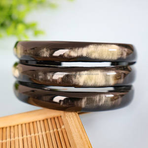 Brazalete de cuerno de Búfalo Blanco y negro hecho a mano para mujer elegante Feng Shui y estilo amor técnica tallada de alta calidad - Product Image 3