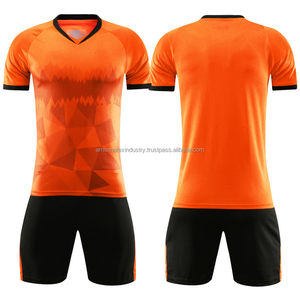 Uniforme de fútbol para hombres adultos al mejor precio, personalizado, al por mayor, fabricado para jugadores de equipo, nueva mejor ropa deportiva - Product Image 2