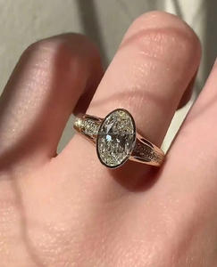 Bague de fiançailles unique en or jaune 14 carats avec moissanite ovale sertie en pavé, pour mariage ou cadeau d'anniversaire - Product Image 2