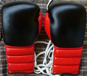 ถุงมือชกมวยหนัง PU สำหรับผู้ใหญ่ สีดำแดงสไตล์ไทย แฟชั่นสำหรับฝึกศิลปะการต่อสู้ ขนาด 10 ออนซ์ ถุงมือ MMA รับทำโลโก้ OEM - Product Image 4