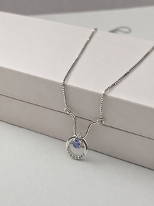Collier pendentif cercle en argent sterling 925 avec CZ bleu et design ondulé moderne pour femmes - Product Image 1