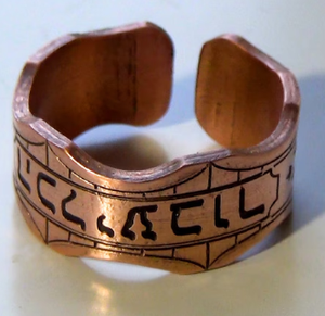 Anillo de Terapia Magnética de Metal Ajustable con Extremo Abierto y Grabado de Alfabeto Antiguo en Superficie de Cobre Puro - Product Image 3