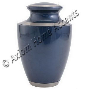 Urna de latón artesanal con diseño clásico y acabado liso para un memorial digno por Axiom Home Accents - Product Image 5