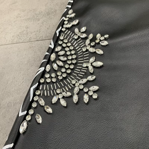 Shorts en similicuir PU noir sur mesure pour homme, coupe droite, avec strass et diamants - Product Image 2