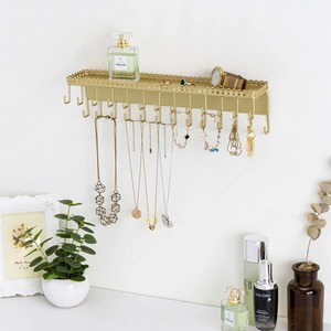 Organisateur de bijoux mural en métal doré avec crochets pour colliers, boucles d'oreilles, bracelets et montres - Product Image 5