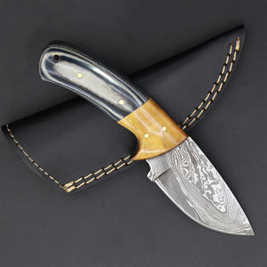 Couteaux de chasse avec lame finition stone-washed et manche antidérapant pour une prise fiable dans les environnements humides. - Product Image 1