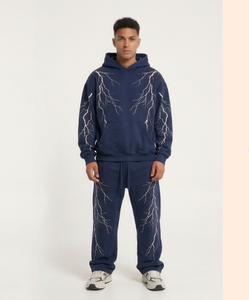 Conjunto de Sudadera con Capucha y Pantalones Azul Granate para Hombre con Patrón Bordado de Rayo, Chándal Estilo Urbano - Product Image 3