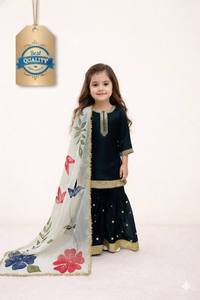 ชุดส่าหรีสีน้ำเงินกรมท่าสำหรับเด็กผู้หญิงจาก NiMa Creations พร้อมผ้าคลุมไหล่ปักลายดอกไม้สีทอง เหมาะสำหรับงานปาร์ตี้แบบดั้งเดิม ผลิตจากผ้าฝ้าย ทรงปกติ แห้งเร็ว - Product Image 2