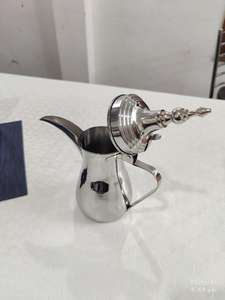 Una cafetera árabe tradicional de acero inoxidable, también conocida como Dallah, fabricada con metal duradero y apto para uso alimentario. - Product Image 5