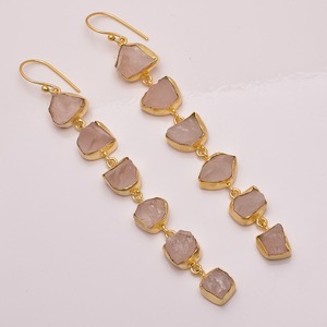 Good Looking Fancy Shape pendientes de latón de piedras preciosas de rubí crudo, joyería de latón chapada en oro indio - Product Image 5