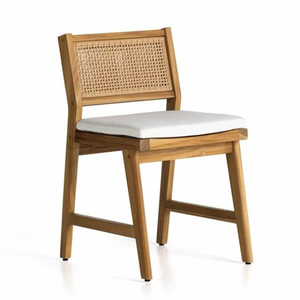 La silla de comedor Anson para interiores/exteriores de Lulu and Georgia presenta un marco de teca natural y un respaldo de ratán tejido. - Product Image 1