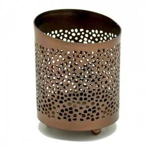 Porte-bougie votif en métal artisanal, inspiré du patrimoine, apportant chaleur, harmonie et élégance aux espaces de vie. - Product Image 1