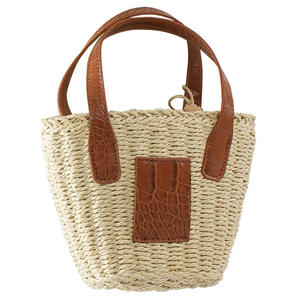 Apportez une touche sophistiquée à votre garde-robe saisonnière avec ce charmant sac en fil naturel, conçu pour un style moderne et raffiné. - Product Image 1