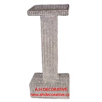 Podium en cristal moderne professionnel sur un piédestal carré, pièce maîtresse de scène haute avec un design unique pour les événements de discours