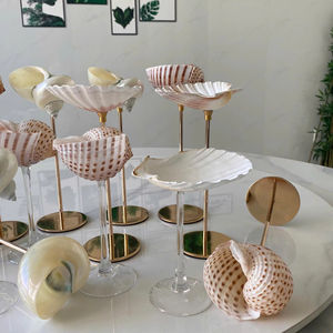 Copa de vino hecha a mano con tallo de concha marina, hecha de concha marina real y vidrio, para servir cócteles y decorar mesas costeras, Vietnam. - Product Image 1