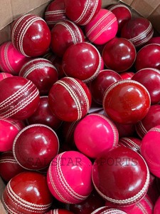 Ball de cricket en cuir de haute qualité, durable, rouge et rose, 156 g, idéal pour le T20 en extérieur, logo personnalisé, livraison directe d'usine. - Product Image 2