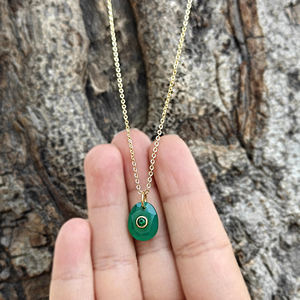 Collier statement léger plaqué or avec pendentif en onyx vert en forme d'œuf et pierres CZ émeraude, pour homme et femme. - Product Image 5