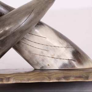 Pieza decorativa de cuerno natural diseñada para exhibición en la sala de estar y el interior del hogar, diseño de pez en cuerno natural de búfalo. - Product Image 3