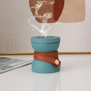 Brûle-encens Teal avec couvercle ventilé et sangle en cuir marron enveloppée avec bouton-pression, idéal pour l'aromathérapie et la décoration - Product Image 1