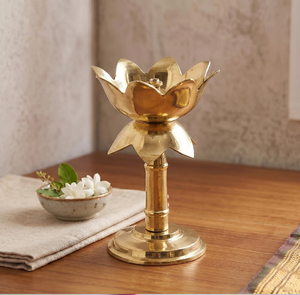 Support de lampe à huile en laiton surélevé en forme de fleur de lotus pour la décoration des temples et les cérémonies de pooja, disponible à prix de gros. - Product Image 1