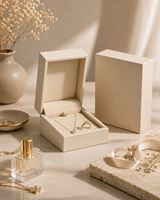 Boîte cadeau de luxe personnalisée à couvercle articulé avec insert moulé pour ensemble collier et bague, en papier d'art premium avec revêtement UV, emballage rigide