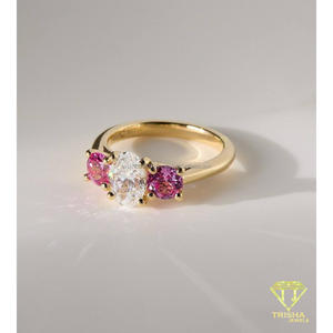 Bague de fiançailles à trois pierres en diamant de laboratoire taille ovale avec pierres latérales en saphir rose en or jaune, bague de promesse de mariage - Product Image 2