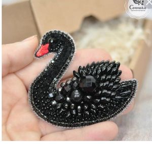 Broche artisanale haut de gamme brodée de perles, bijou décoratif avec détails d'artisanat raffiné, broche élégante de créateur brodée de perles - Product Image 3