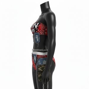 Conjunto de bikini de poli spandex de alta calidad con estampado paisley rojo y negro, paneles laterales de mezclilla rasgada con estampado de camuflaje y logo termoadhesivo para mujer. - Product Image 5