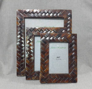 Cadre photo rustique en bois et résine, motifs organiques, idéal pour les intérieurs chaleureux, style cabane, décoration de maison de style ferme. - Product Image 1