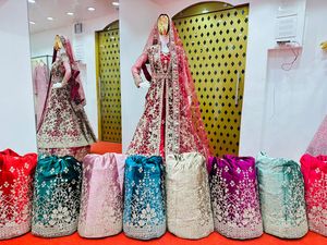 Heavy Bridal Shrug Lehenga Set con base de terciopelo, piedras Jarkan, Dupatta y cinturón Trending Winterwear para novias - Product Image 2