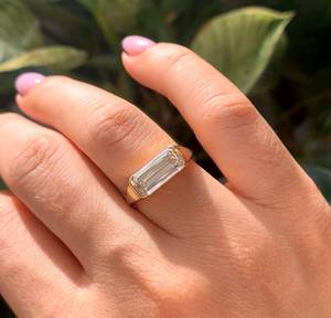 Anillo de Moissanita con Corte Esmeralda y Engaste de Media Montura Estilo East West en Oro Amarillo de 14K con Banda Audaz, Diseño Moderno de Joyería Fina para Mujer - Product Image 4