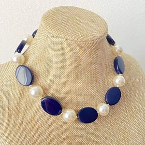 Collier artisanal en résine perlée, mettant en valeur l'art et l'artisanat grâce à des matériaux de qualité supérieure, adapté aux fêtes, au bureau et aux tenues décontractées. - Product Image 6