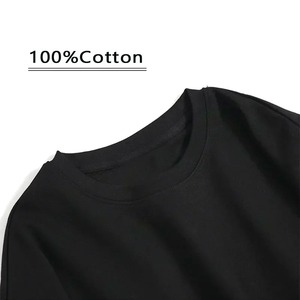 เสื้อยืดแขนสั้นผู้ชายสีขาว พร้อมโลโก้ R สีดำแบบเรียบ ด้านหน้าทรงสปอร์ต คอกลม ทรงเข้ารูป ผลิตจากผ้าฝ้ายเจอร์ซีย์ที่เป็นมิตรกับสิ่งแวดล้อม ระบายอากาศได้ดี - Product Image 2