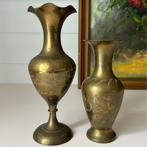 Vase haut de gamme en laiton luxueux avec une finition brillante et un motif floral exquis. Disponible au prix de gros - Product Image 6