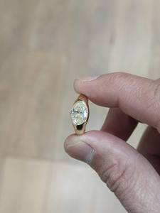 Bague pour femme SATVIK RATNA 2CT avec diamant ovale de laboratoire, sertissage moderne lisse, bande sculpturale épaisse, or 10K/14K/18K - Product Image 3