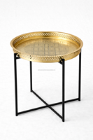 Table basse marocaine traditionnelle en laiton antique avec pieds pliables en métal noir thermolaqué, meubles de salon