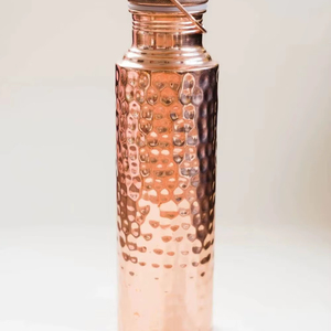 Botella de Agua de Cobre Martillado de Gran Capacidad, Moderna y de Lujo, MTE-045 de MT Exports - Product Image 1