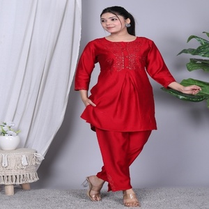 Conjunto de Kurta y Pantalón Tradicional para Mujer NIYANI, Elegante, Rojo, de Rayón, con Bordado Sutil, Estilo Étnico Clásico para Diwali, para Todas las Temporadas - Product Image 5