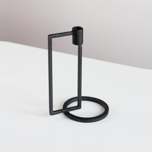 Exclusivo Portavelas Doble de Madera y Metal Dorado con Partes Superiores Esculpidas en Forma de Capullo y Base Redonda para una Decoración Elegante de Mesa - Product Image 6