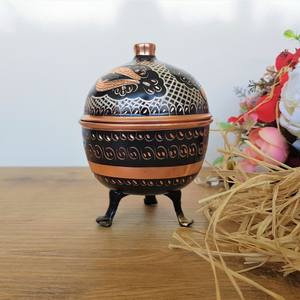 Sucrier décoratif artisanal noir et cuivre, avec piédestal floral artistique, pour bonbons, décoration de table et événements - Product Image 1