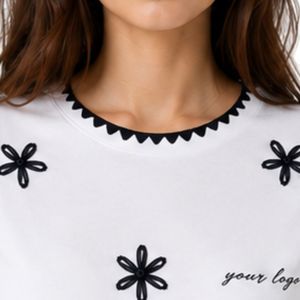 Camiseta Blanca Personalizada para Mujer con Bordado Floral, Ribete en Contraste Negro, Cuello Redondo, Manga Corta, Estilo Casual, OEM ODM - Product Image 5