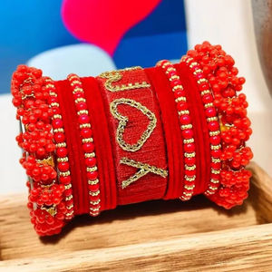 Ensemble de bracelets traditionnels marron et or avec élégantes breloques suspendues Latkan Jhumki et perles blanches complexes - Product Image 2