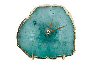 Horloge de table de luxe en résine géode d'agate turquoise avec bordure dorée électroplaquée, petite décoration de bureau en quartz sur pied - Product Image 6